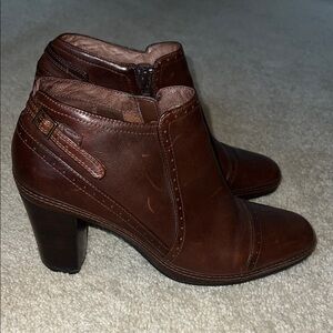Clark’s Artisian Brown Leather Side Zip Ankle Boots. Size 8.